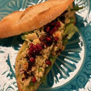 Broodje Avocado met roerei, granaatappel en crispy chilli olie